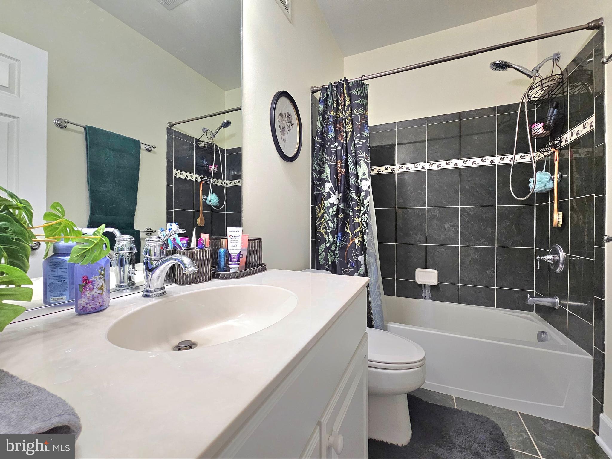 POTOMAC CLUB CONDOMINIUMS - Residential Lease