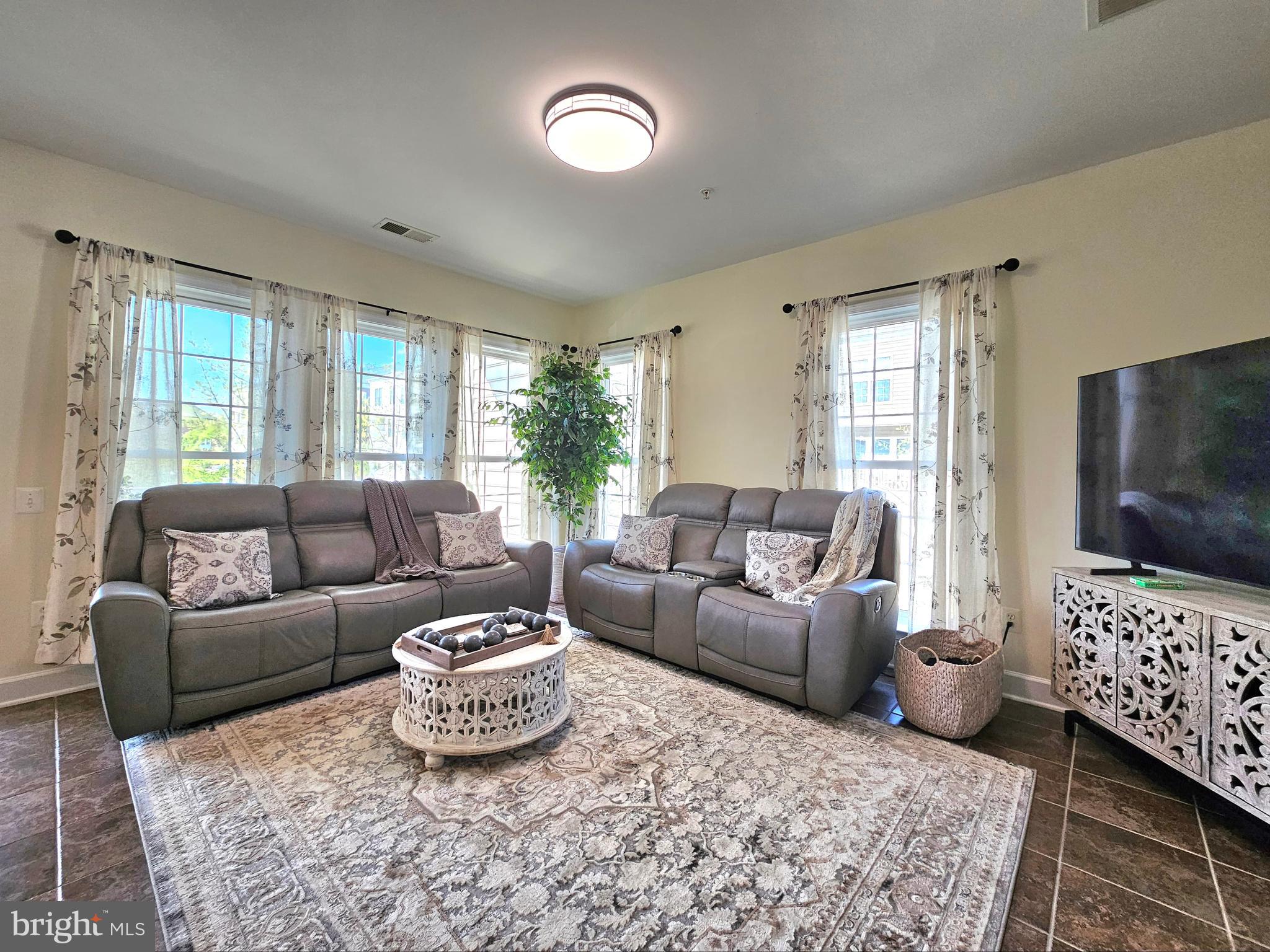 POTOMAC CLUB CONDOMINIUMS - Residential Lease