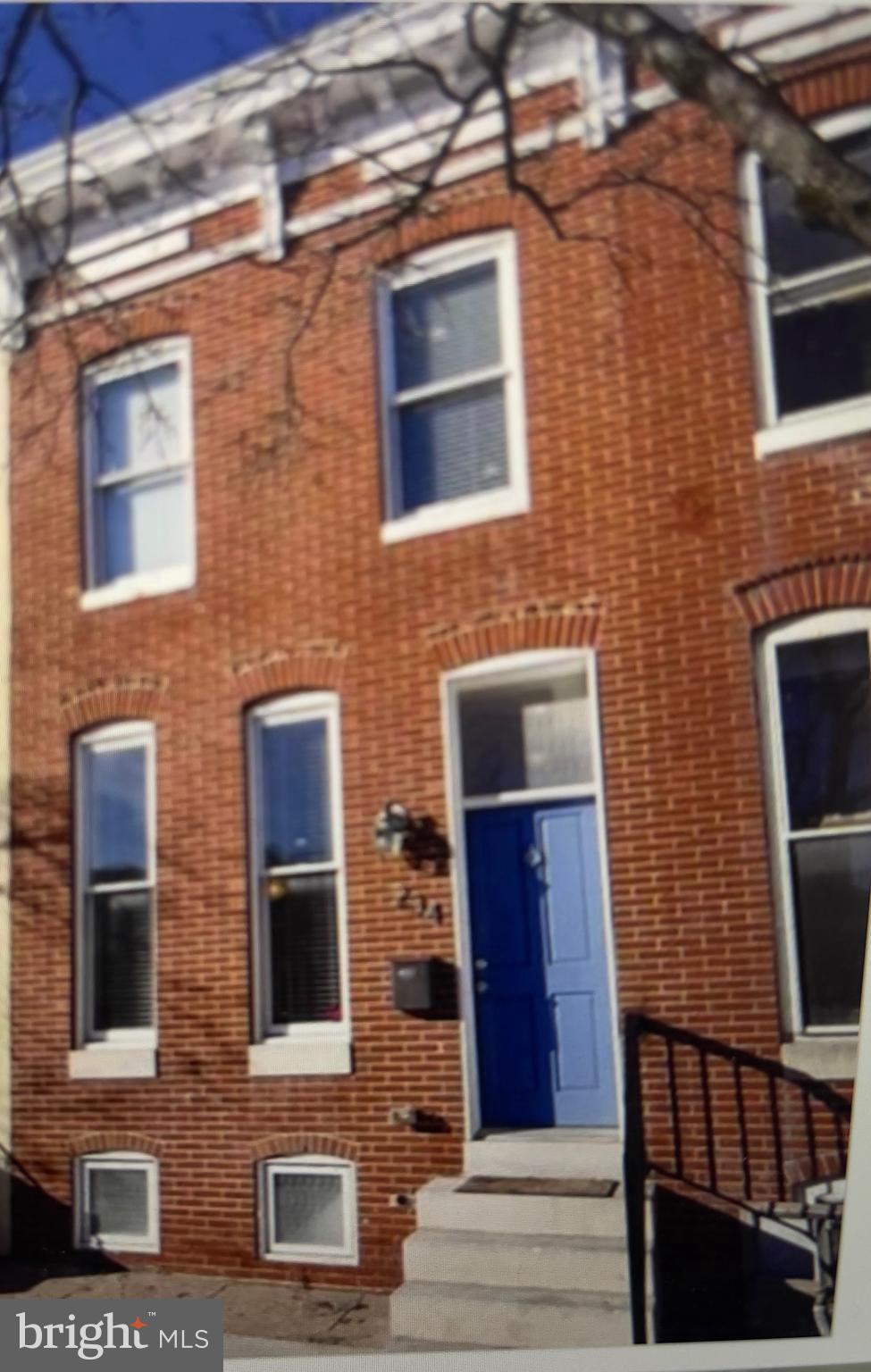 1 light-filled spacious master bedroom with off-street parking just minutes from Patterson Park and Johns Hopkins and Bayview Hospitals! Great for traveling nurses, doctors, fellows, residents and extended stay travelers. The stylish interior is accented by exposed brick, neutral color scheme, and wood flooring throughout! Separate dining space leads to an open gourmet shared kitchen boasting stainless steel appliances, breakfast bar, and generous cabinet storage. Bedroom is spacious and on the upper level offers 1 luxurious private bathroom with soaking tub, and access to a shared bi-level rooftop deck perfect for entertaining! Full size shared washer/dryer included for added convenience! Sorry, no pets, no smoking. Proof of renter's insurance required. Application Qualifications: Minimum income of 3 times the monthly rent, with credit score of at least 680 and above, no evictions or recent filings, and a clean criminal background check
Please submit application via Rent spree : https://apply.link/1MOOYeY