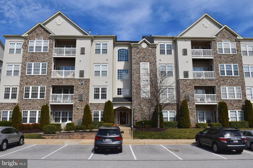 Wonderful, inviting move in ready 3rd floor condo that offers an AMAZING view of 14th hole on Waverly Golf Course. Upgraded features incl. kitchen cabinets. H/W in breakfast area (which overlooks golf course) Gas F/P accents the lovely LR. Sitting area in MBR perfect for den/office ( also overlooks golf course) Custom window treatments incl. Seller offering carpet allowance for entire unit.
