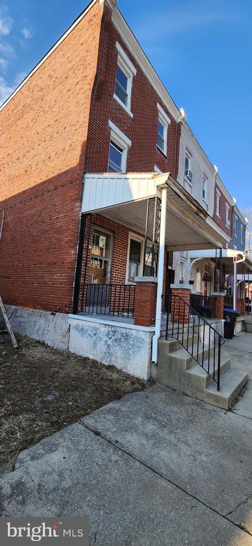 INVESTORS ALERT!! This End Unit property currently boasts 5 bedrooms and 1 full bath. In its current condition the property is in need of a complete rehab but there's so much potential! So many possibilities to create an amazing space to make it your own, resell after renovations, or keep as an investment. Property is being sold in AS-IS condition. SOLD AS-IS, U/O is Buyers responsibility