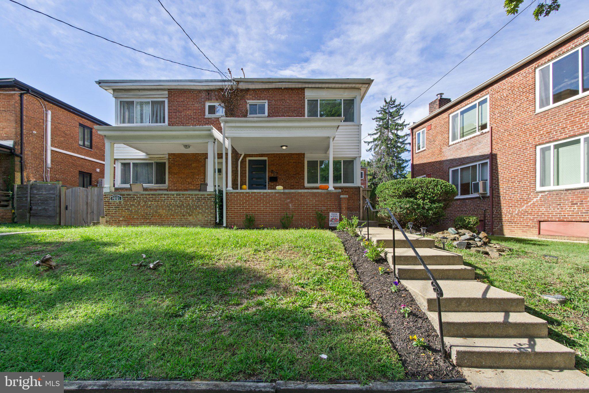 207 HAWAII AVENUE NE