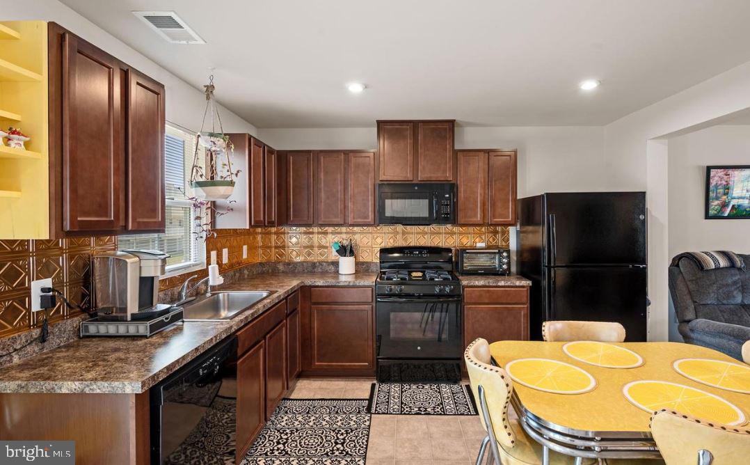 THE LAKES AT MARTINSBURG - Residential Lease