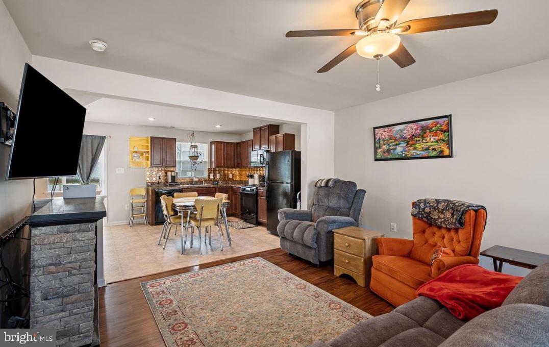 THE LAKES AT MARTINSBURG - Residential Lease