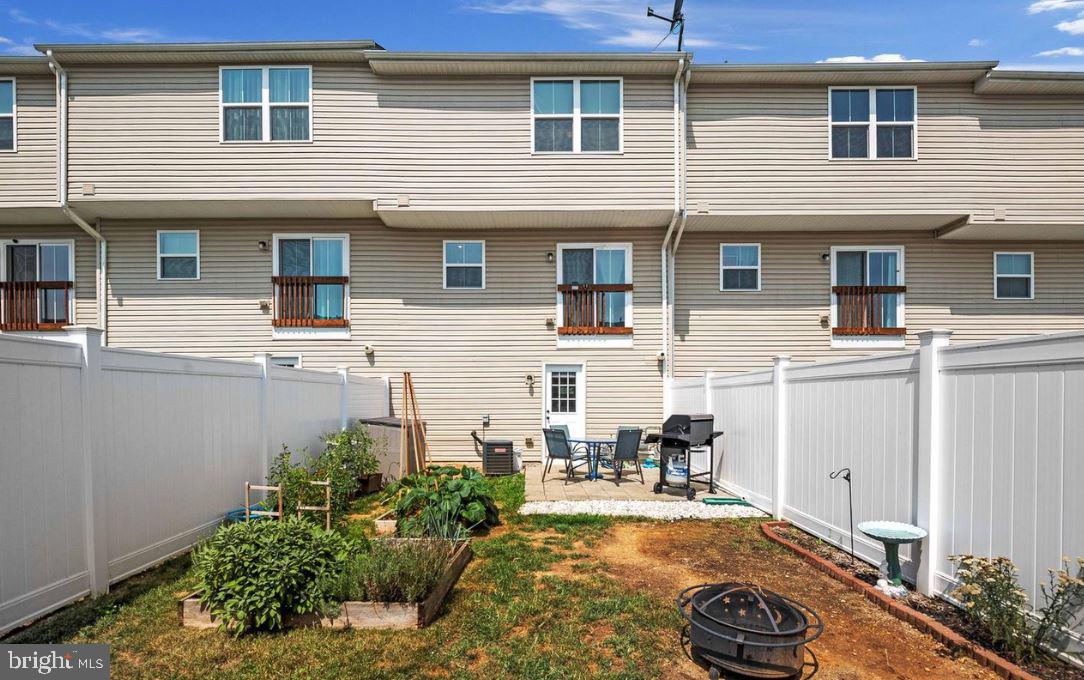 THE LAKES AT MARTINSBURG - Residential Lease