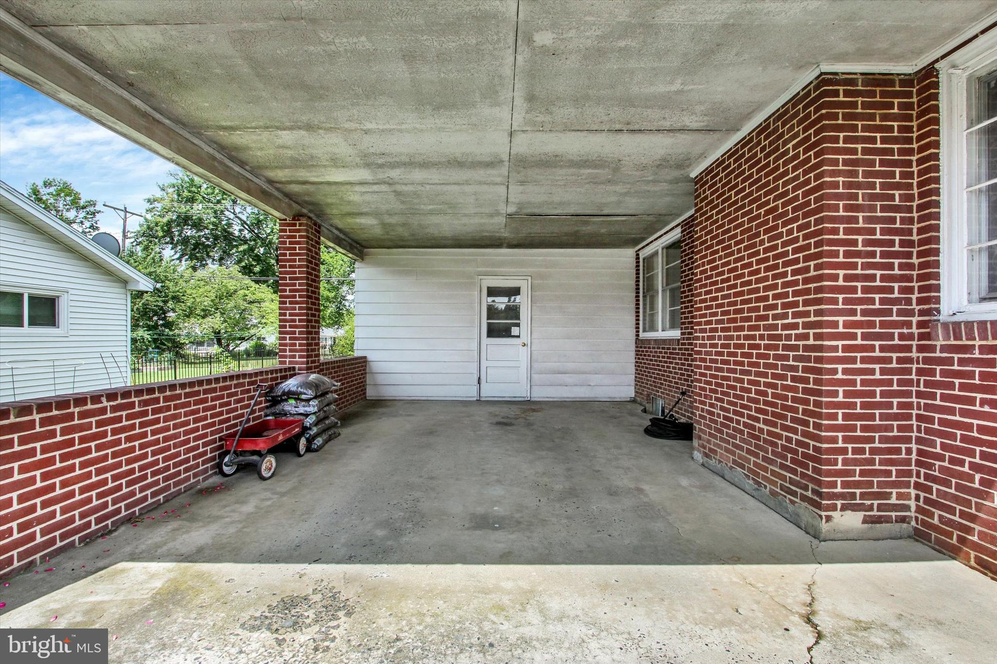 831 JOHNS AVENUE
