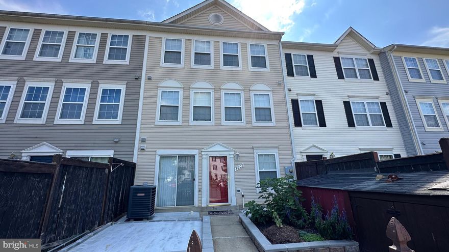 3-level back to back townhouse.  The yard is in the front.  It features an updated kitchen with granite countertops , spacious master bedroom with a soak-in tub and walk-in closet,  2 bedrooms on the top level, and bonus den or office!  Convenient to commuter routes, school, shopping and walking distance to the community pool!  Requirements are 650+ credit score and 3 times monthly rent.