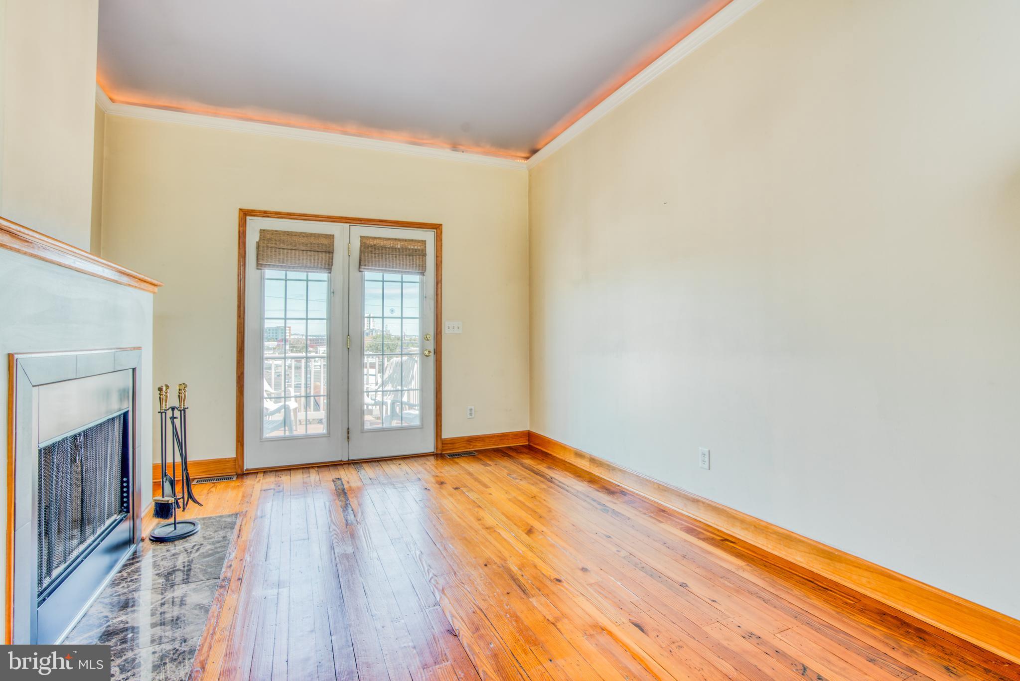 RIVERSIDE - Residential Lease