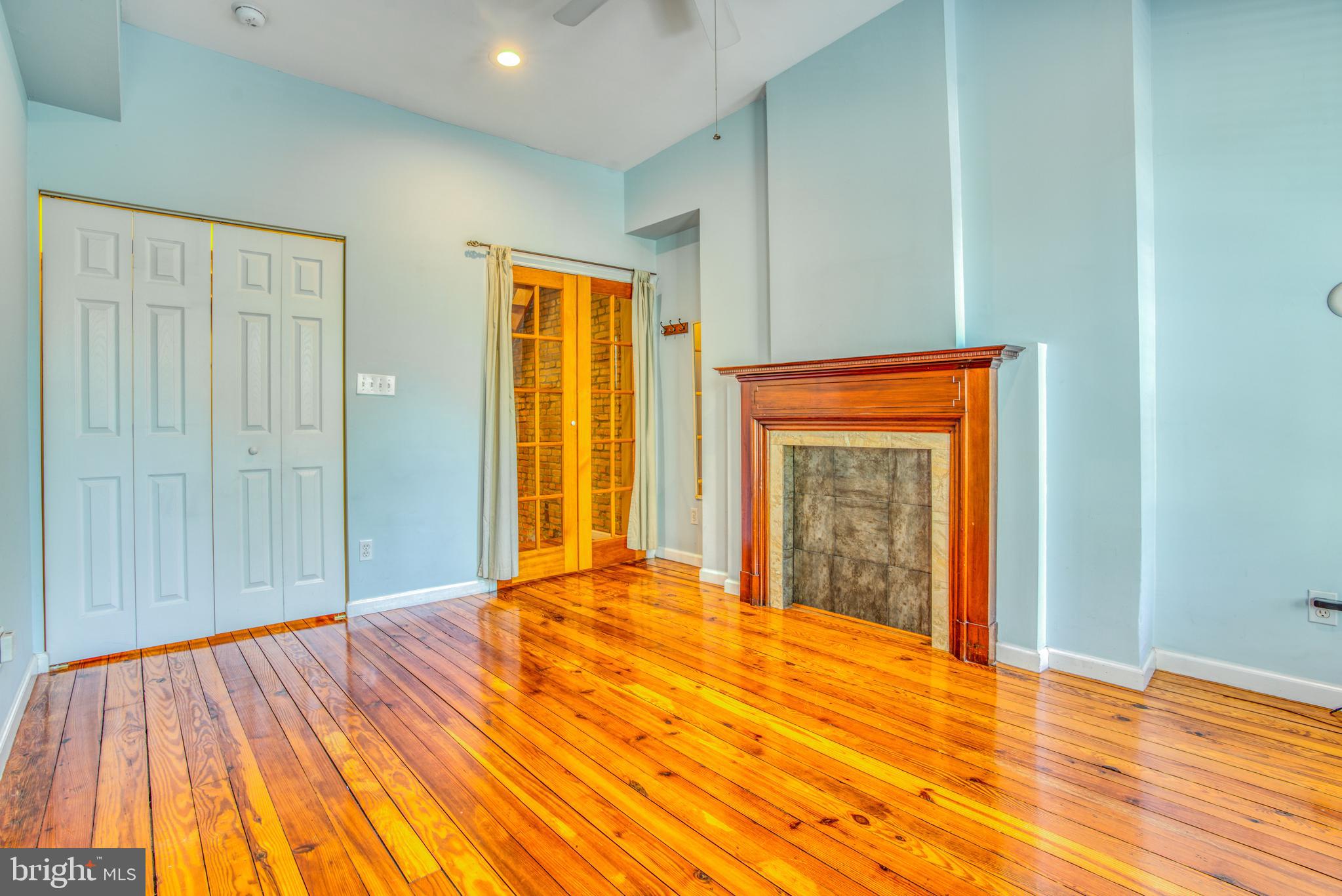 RIVERSIDE - Residential Lease