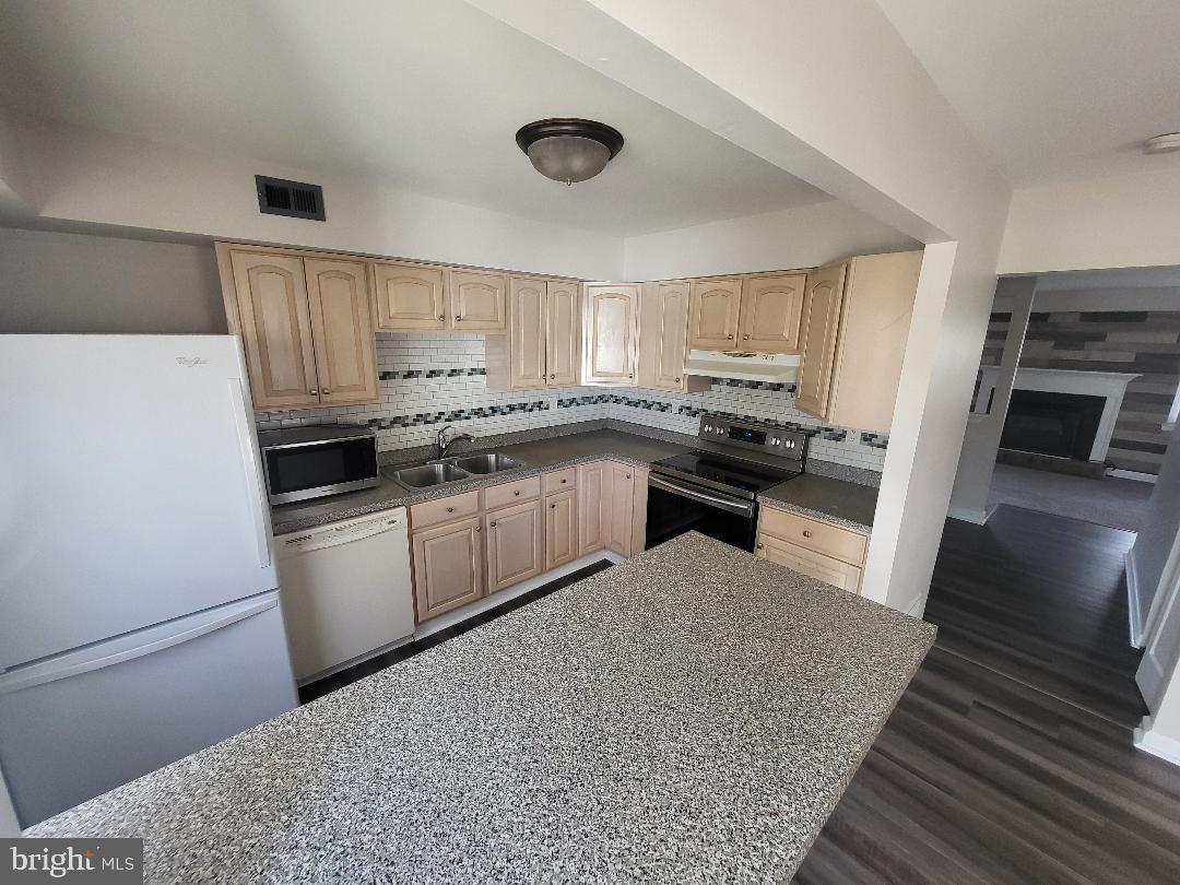 HOLLYBROOKE - Residential Lease