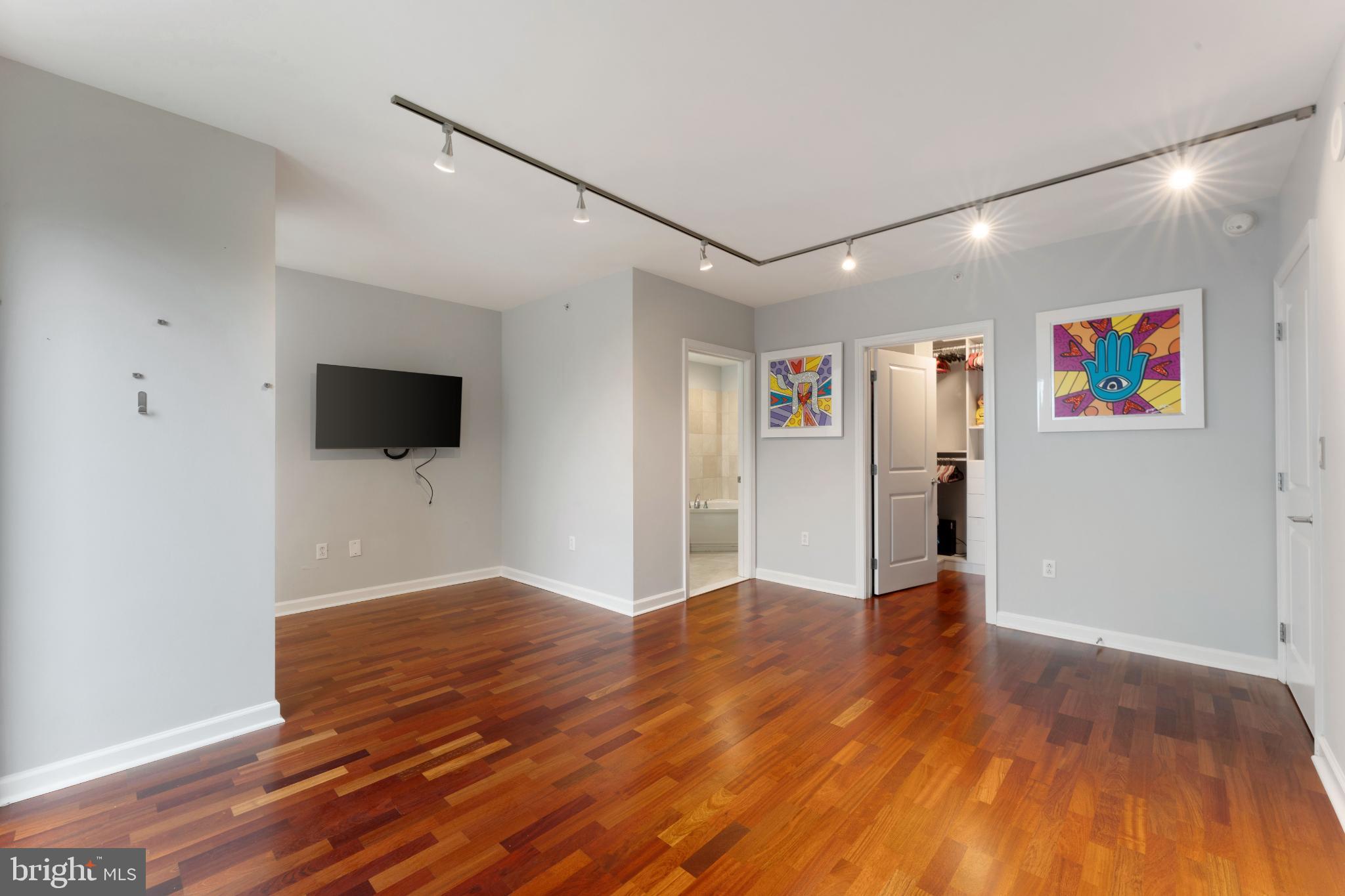 WATERFRONT SQUARE - Residential