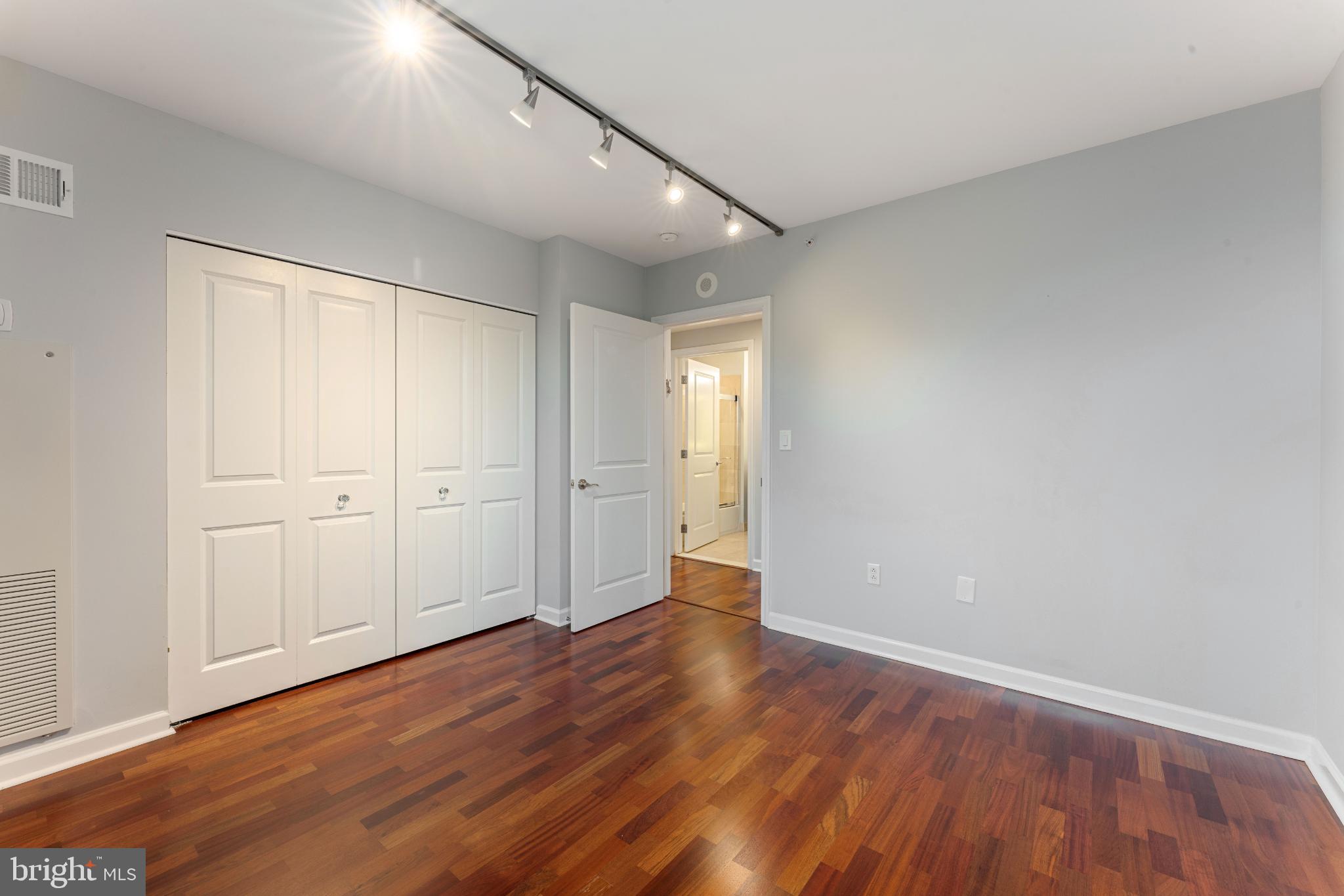 WATERFRONT SQUARE - Residential