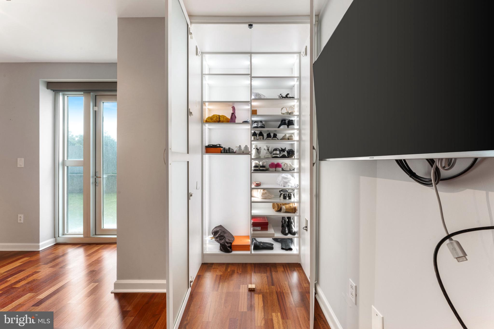 WATERFRONT SQUARE - Residential