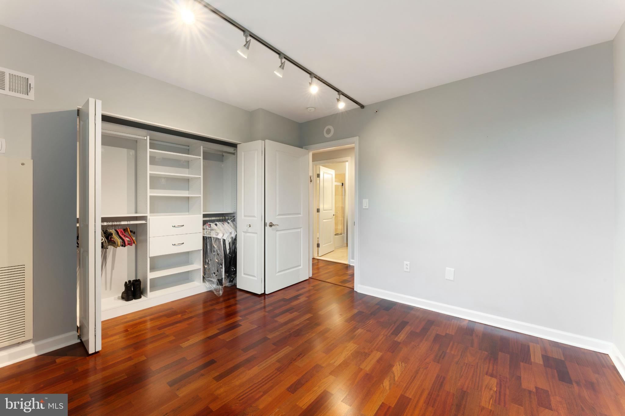 WATERFRONT SQUARE - Residential