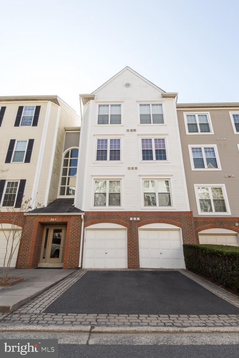 HILLWOOD - Residential Lease