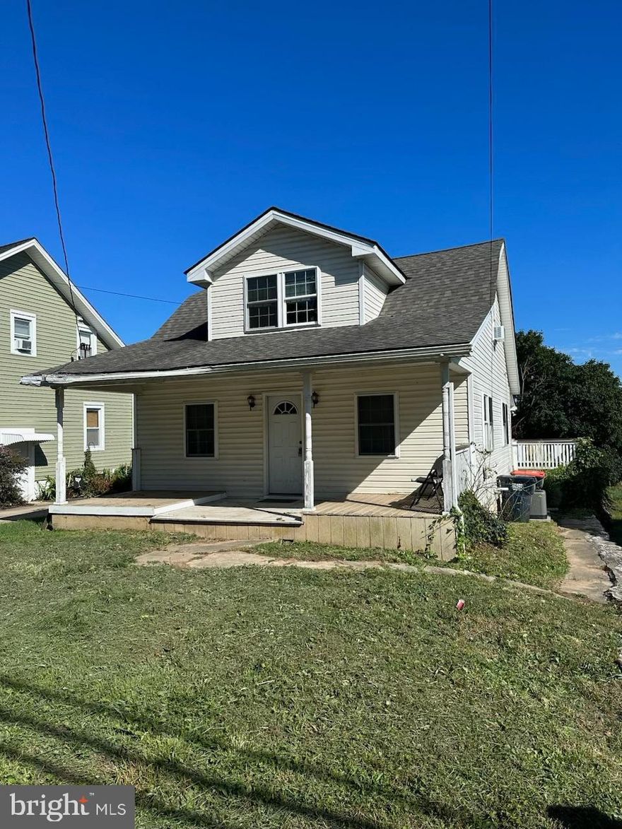 Cute 3 bedroom, 2 full bath home, with laundry/ mud room. great deck over looking the backyard. Close to shopping, restaurants and rt1 bypass. Don't miss this opportunity to purchase a home in this market.