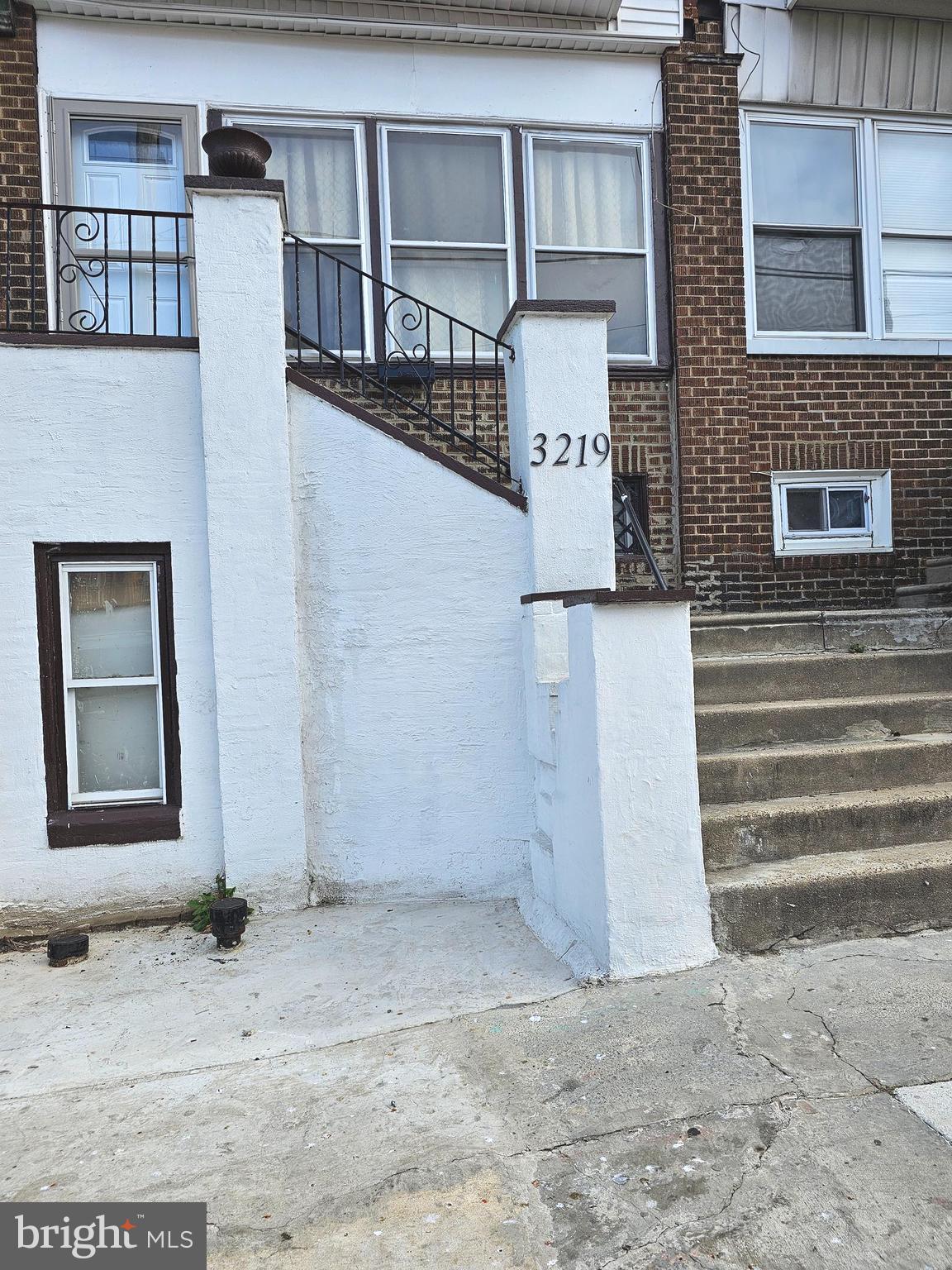 Welcome to the inviting residence at 3219 N. 29th Street, at stunning and roomy 4-bedroom abode situated in the vibrant North Philadelphia neighborhood, awaiting your immediate occupancy