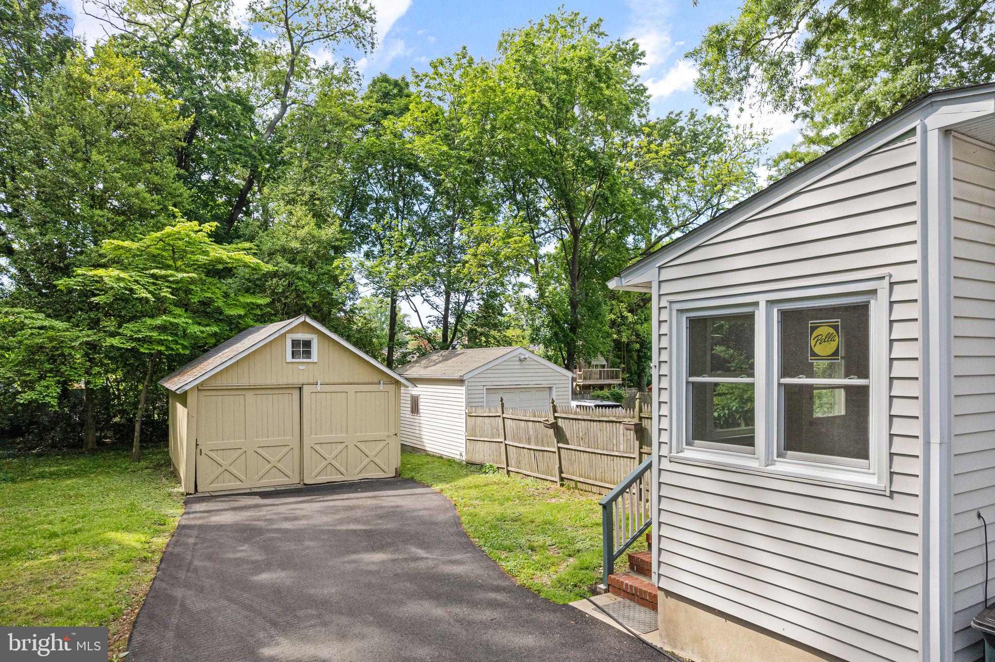 8 E OAK AVENUE