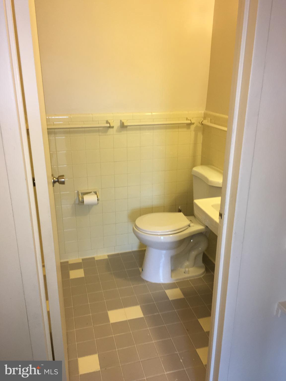 RIVER TOWERS - Residential Lease