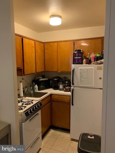 RIVER TOWERS - Residential Lease