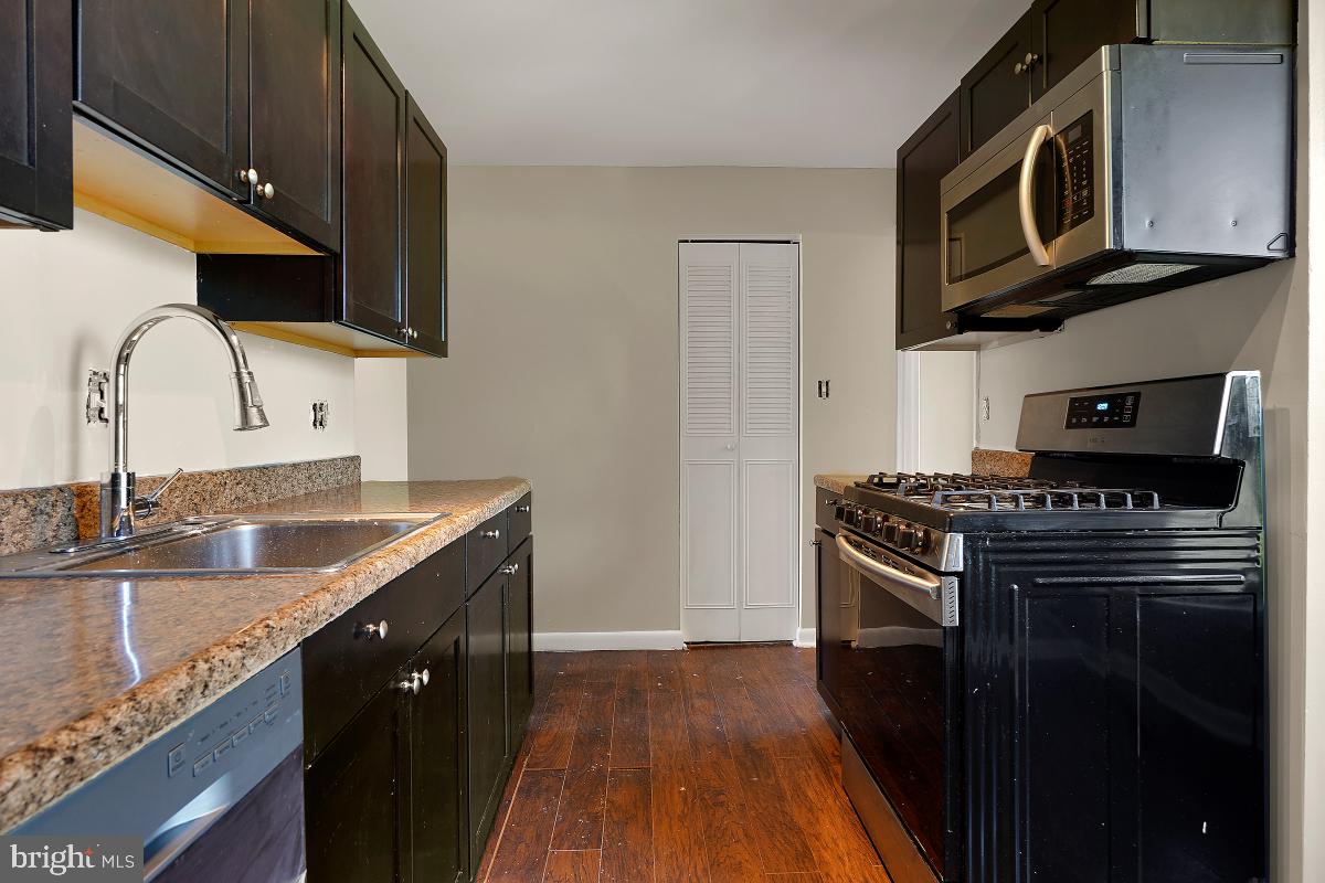 HUNTLEY SQUARE CONDOMINIUMS - Residential