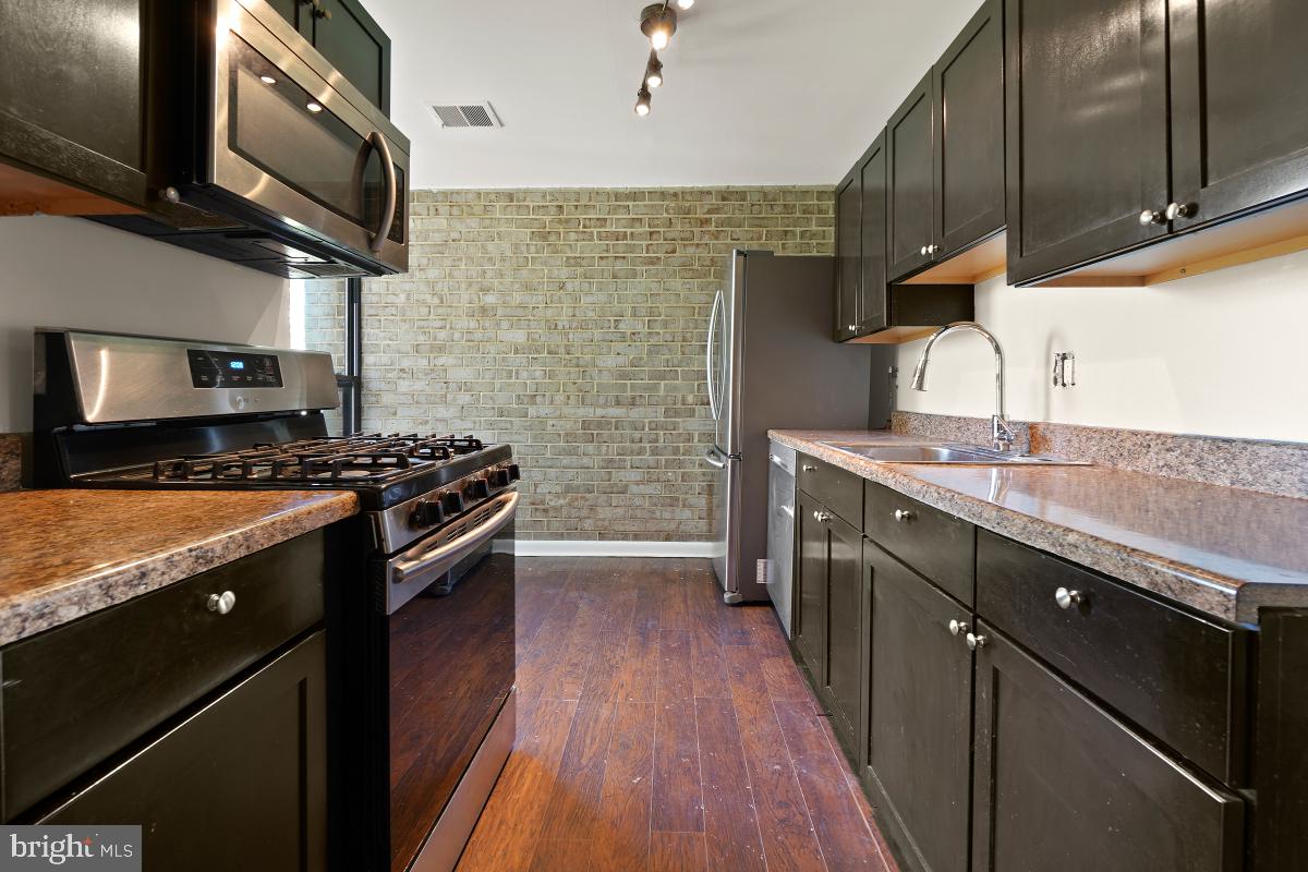 HUNTLEY SQUARE CONDOMINIUMS - Residential