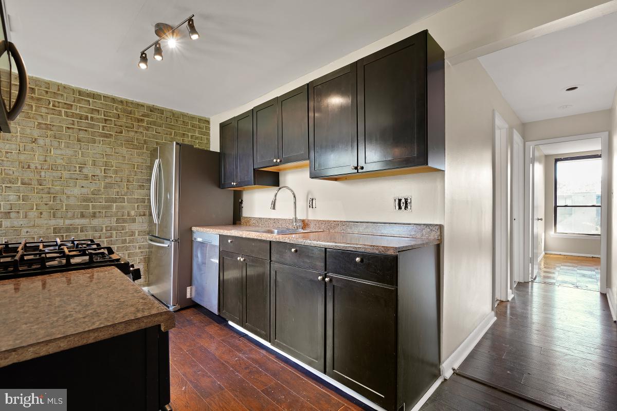 HUNTLEY SQUARE CONDOMINIUMS - Residential