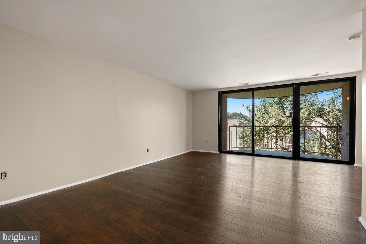 HUNTLEY SQUARE CONDOMINIUMS - Residential