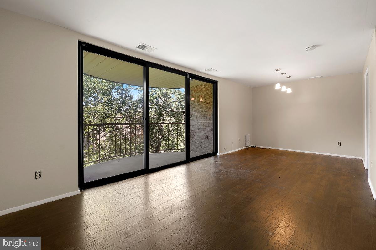 HUNTLEY SQUARE CONDOMINIUMS - Residential