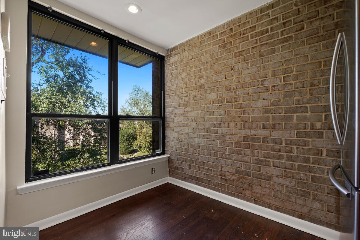 HUNTLEY SQUARE CONDOMINIUMS - Residential