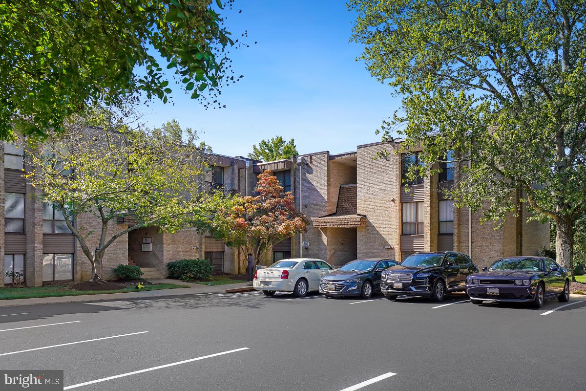 HUNTLEY SQUARE CONDOMINIUMS - Residential