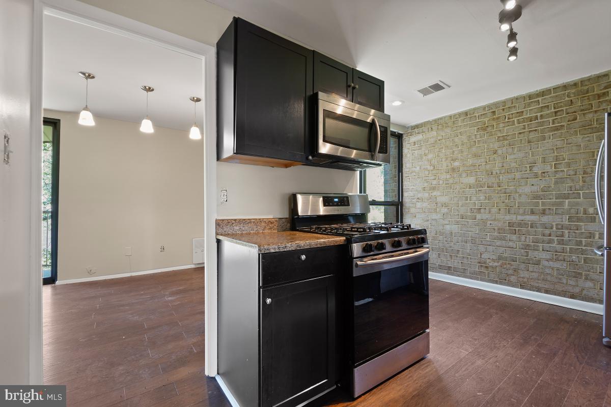 HUNTLEY SQUARE CONDOMINIUMS - Residential