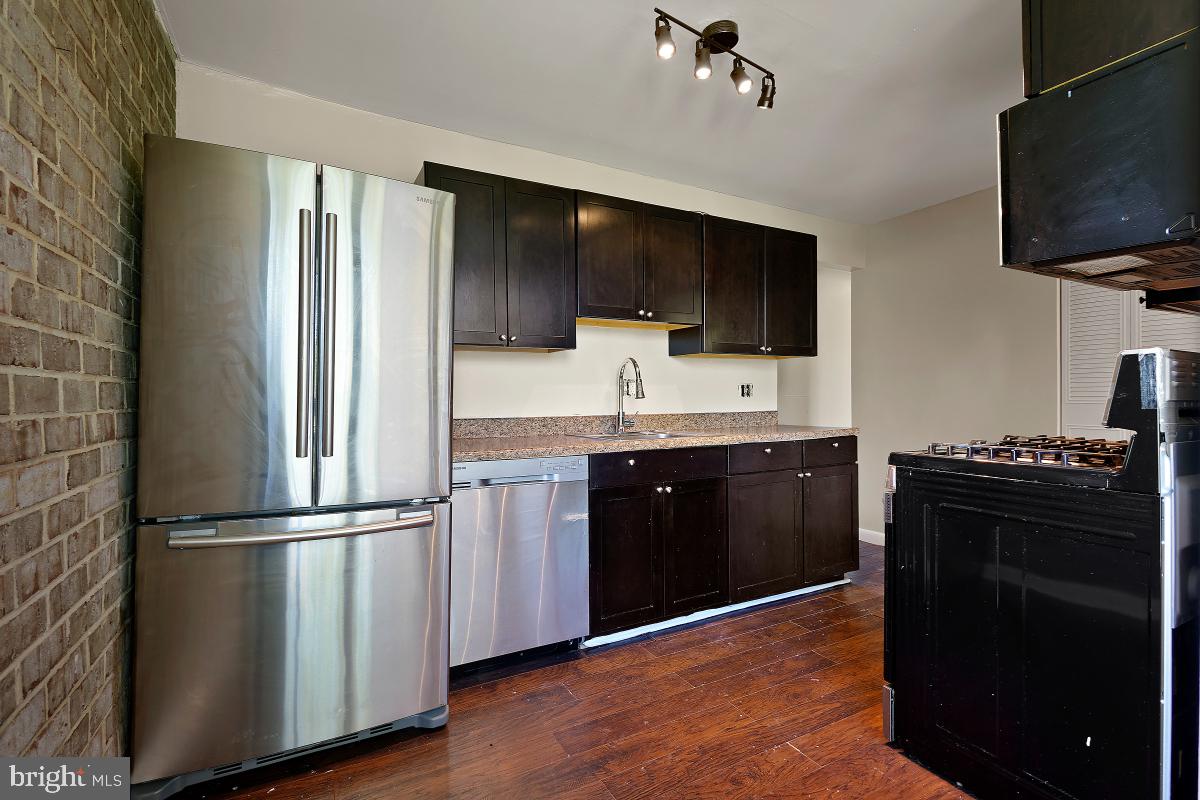 HUNTLEY SQUARE CONDOMINIUMS - Residential