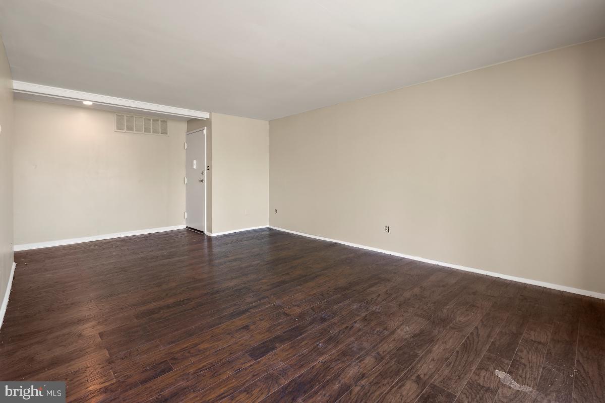 HUNTLEY SQUARE CONDOMINIUMS - Residential