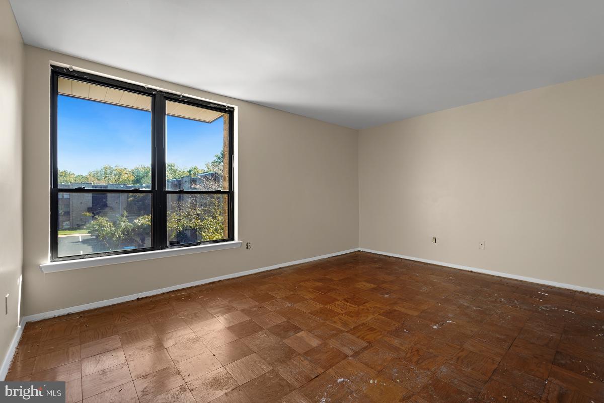 HUNTLEY SQUARE CONDOMINIUMS - Residential