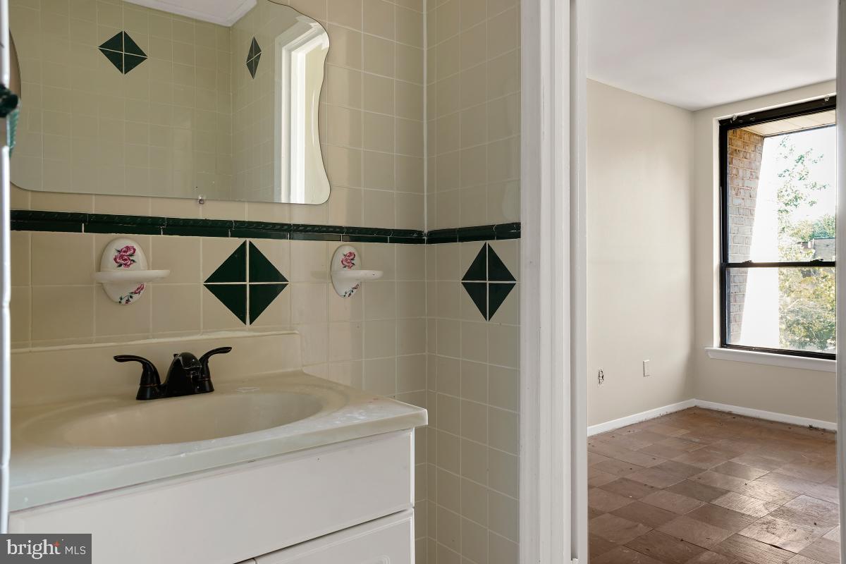 HUNTLEY SQUARE CONDOMINIUMS - Residential