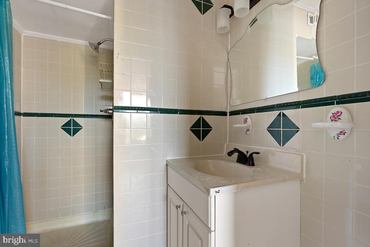 HUNTLEY SQUARE CONDOMINIUMS - Residential