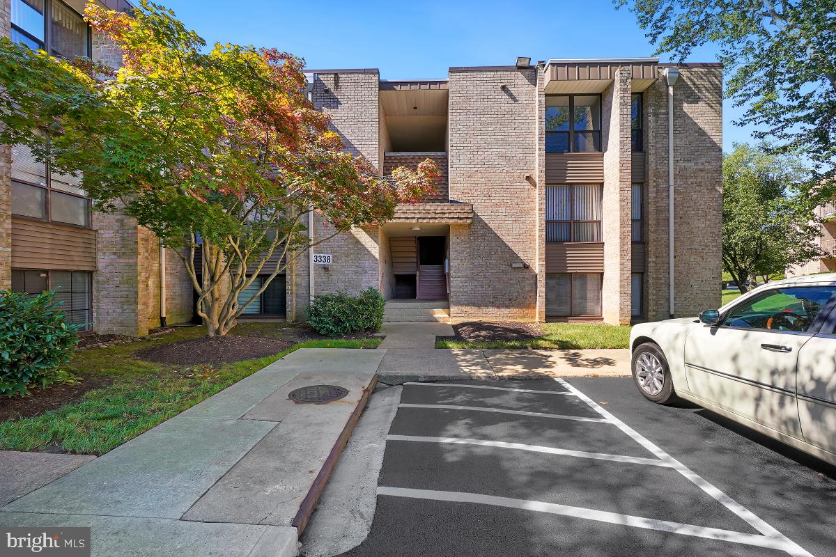 HUNTLEY SQUARE CONDOMINIUMS - Residential