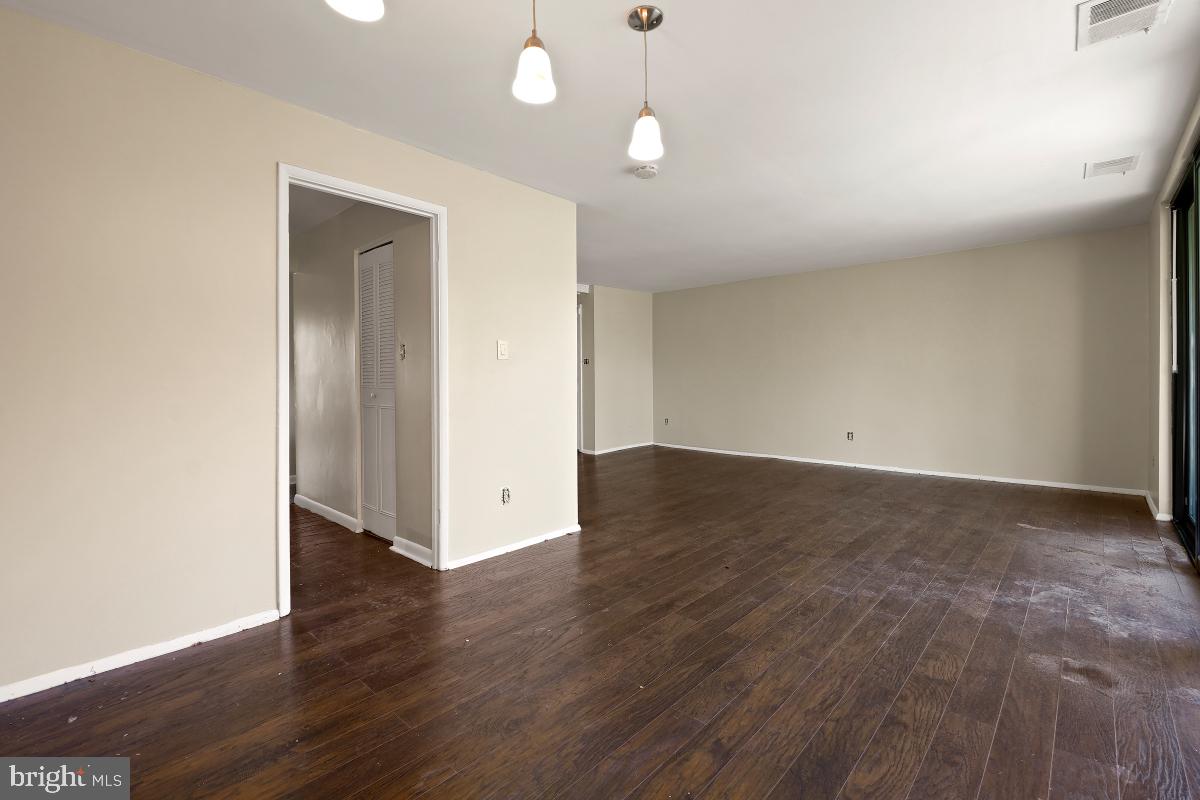 HUNTLEY SQUARE CONDOMINIUMS - Residential