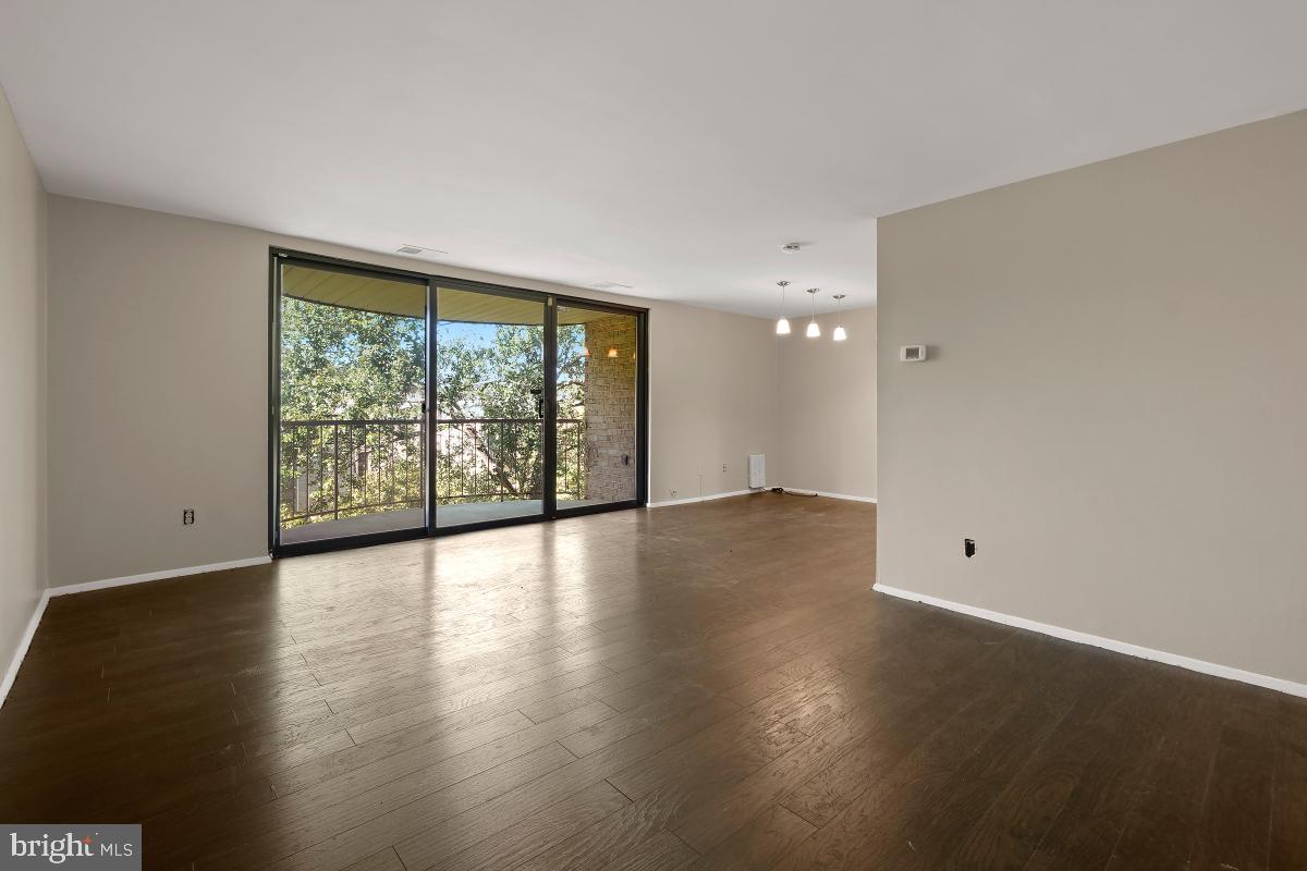 HUNTLEY SQUARE CONDOMINIUMS - Residential