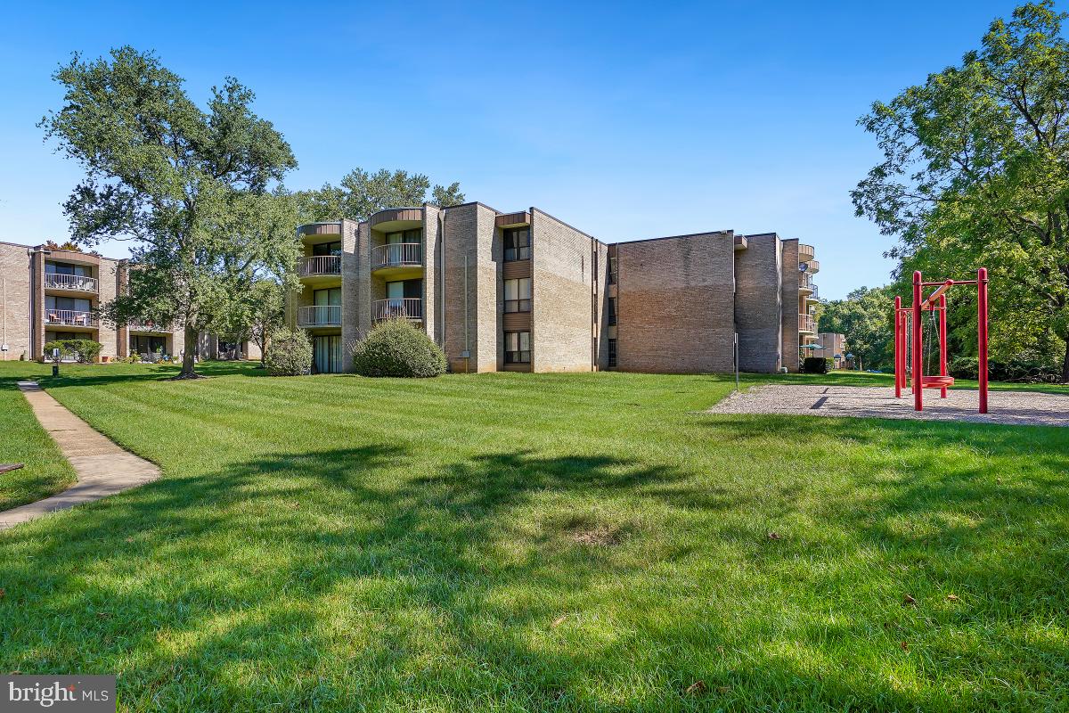 HUNTLEY SQUARE CONDOMINIUMS - Residential