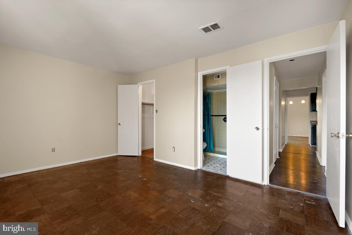 HUNTLEY SQUARE CONDOMINIUMS - Residential