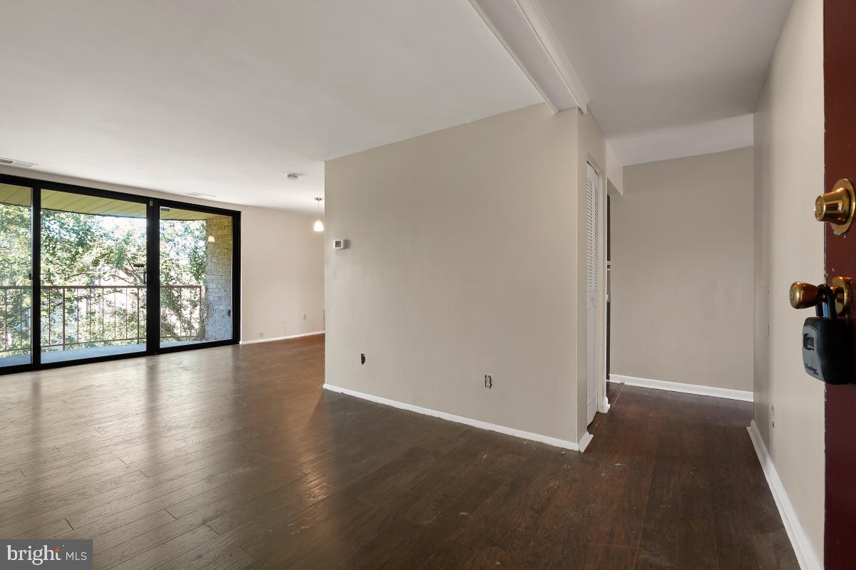 HUNTLEY SQUARE CONDOMINIUMS - Residential