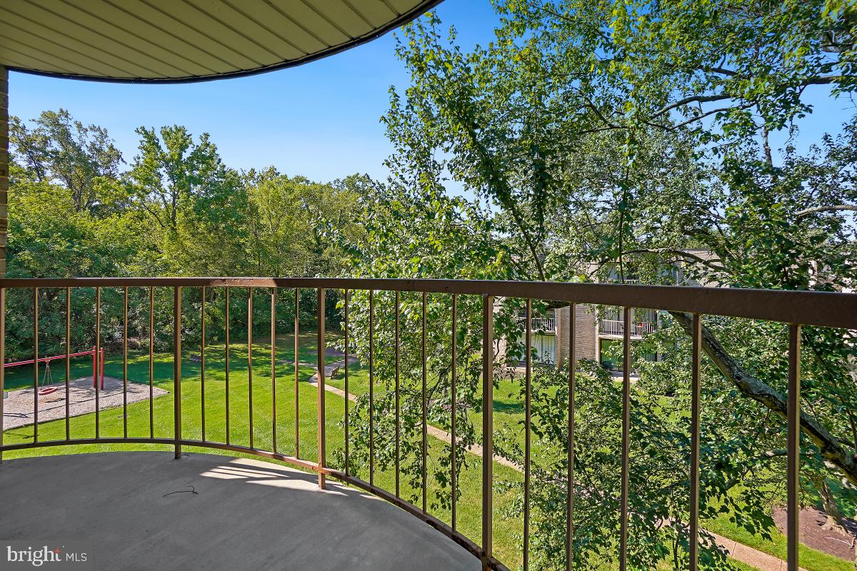 HUNTLEY SQUARE CONDOMINIUMS - Residential