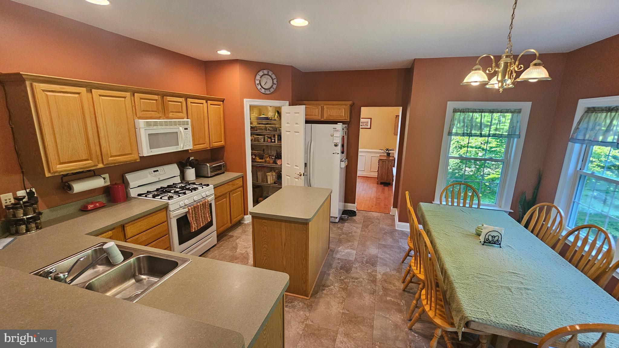 WHISPERING WOODS - Residential