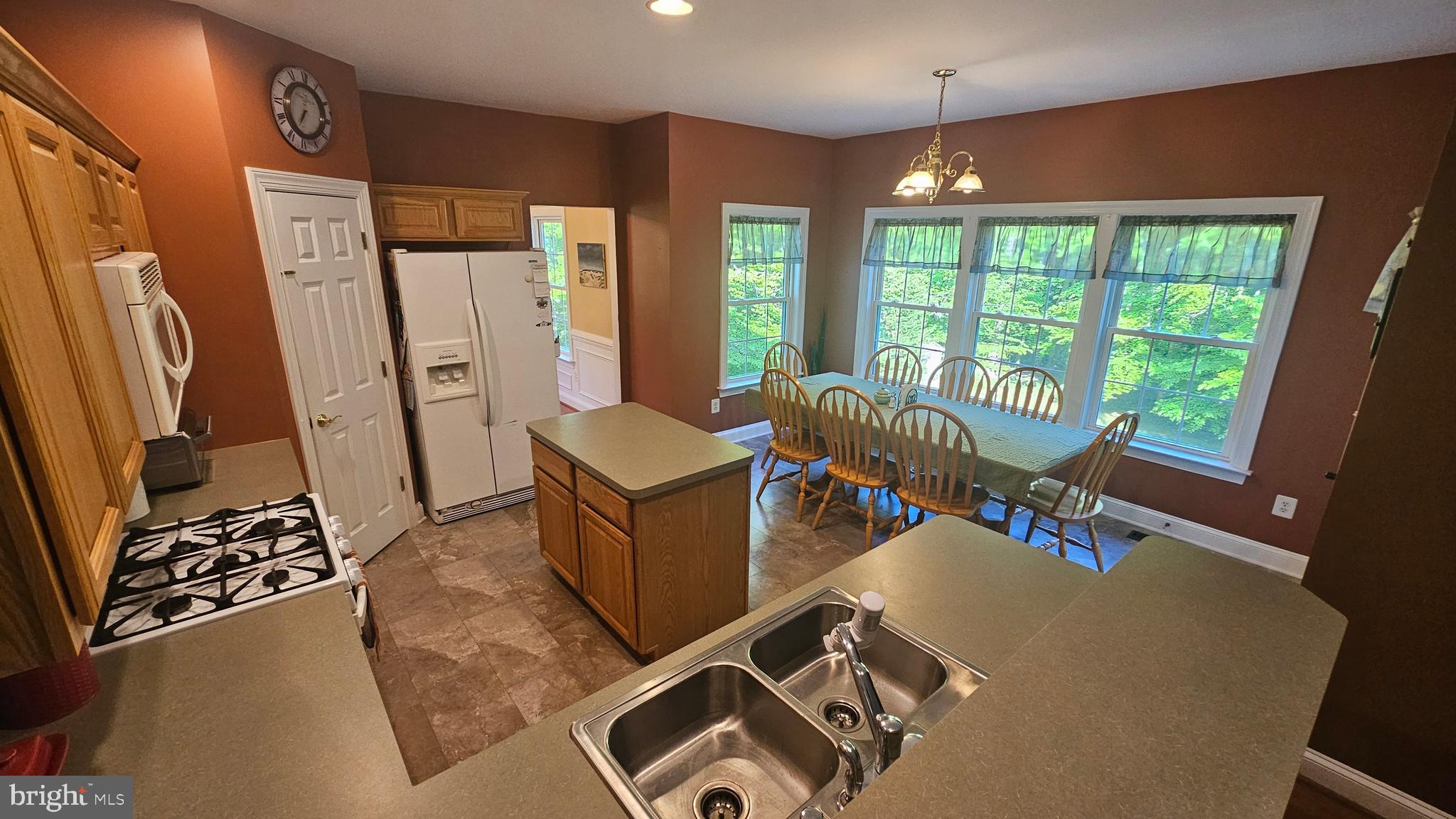 WHISPERING WOODS - Residential