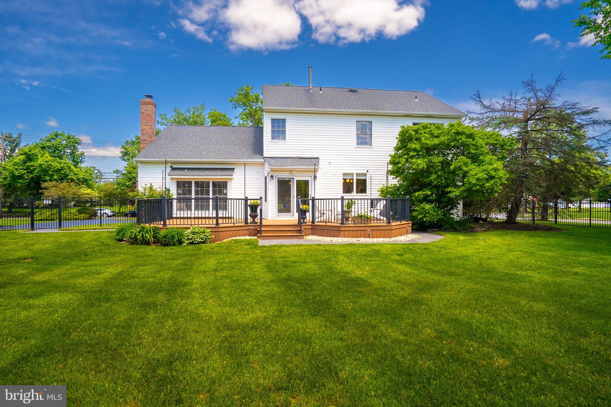 547 VILLAGE ROAD W