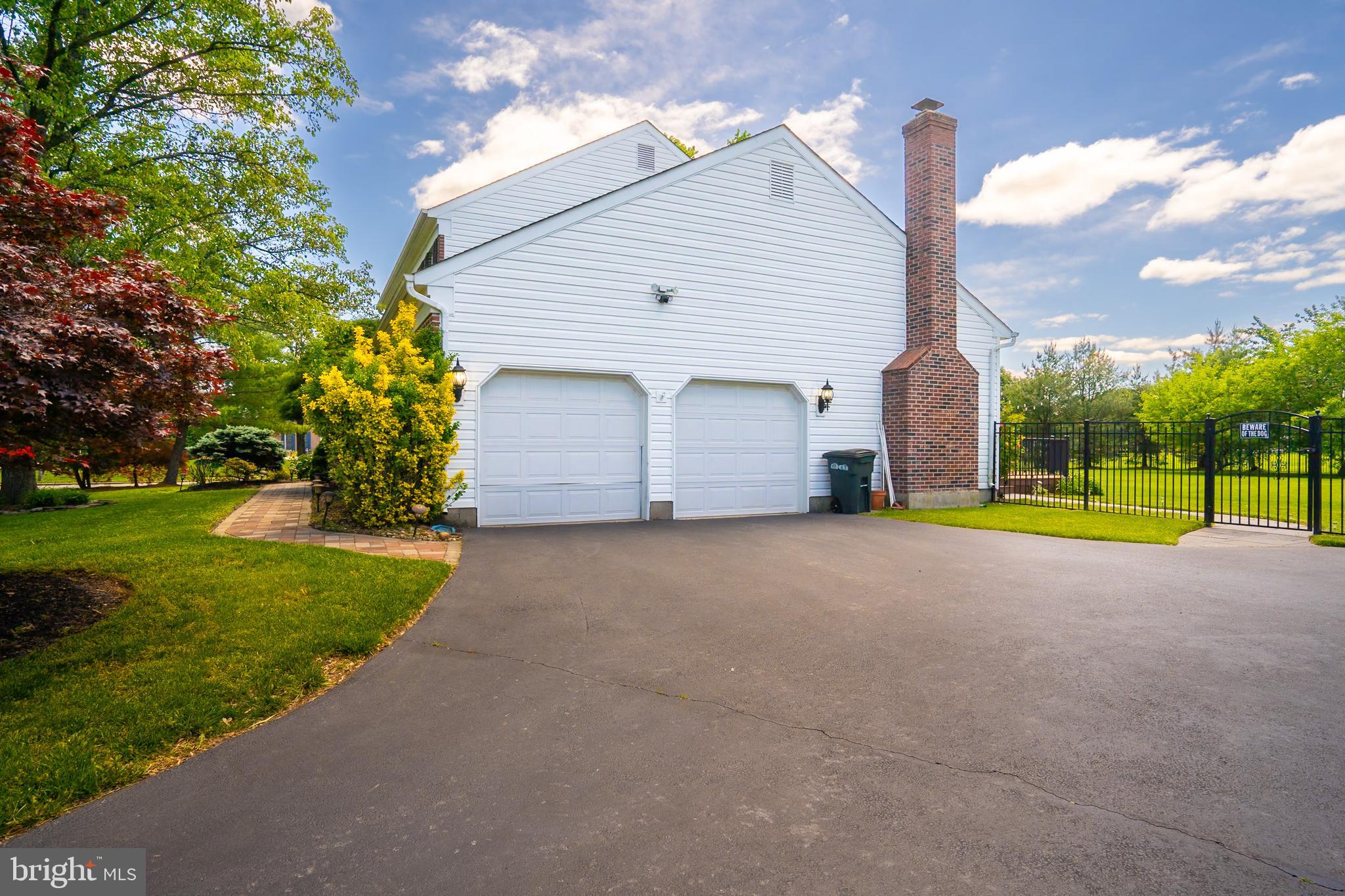 547 VILLAGE ROAD W