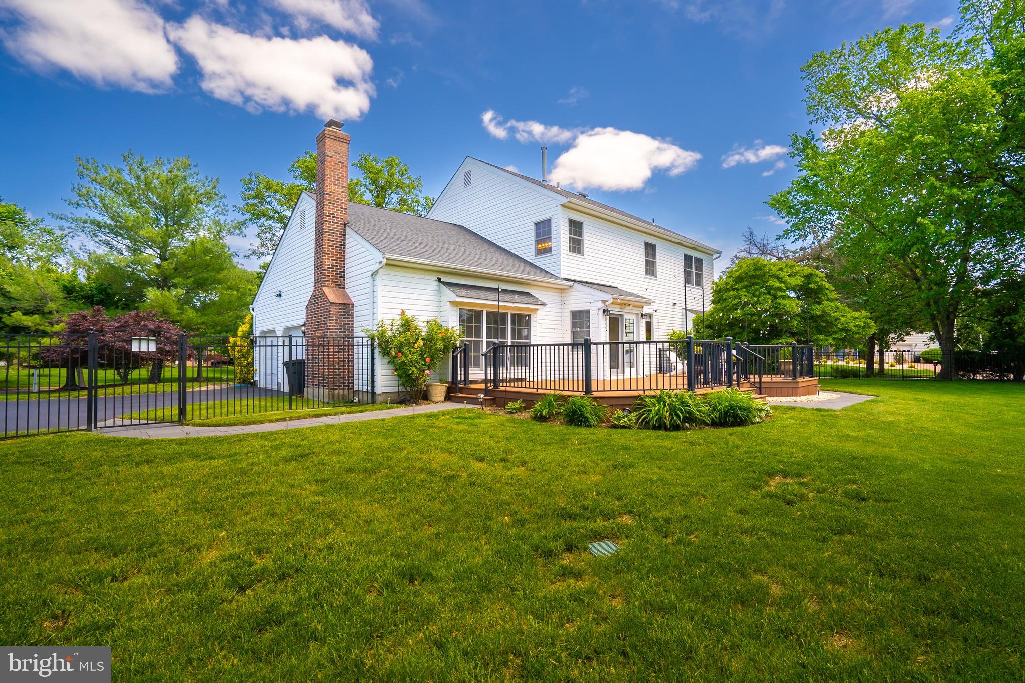 547 VILLAGE ROAD W
