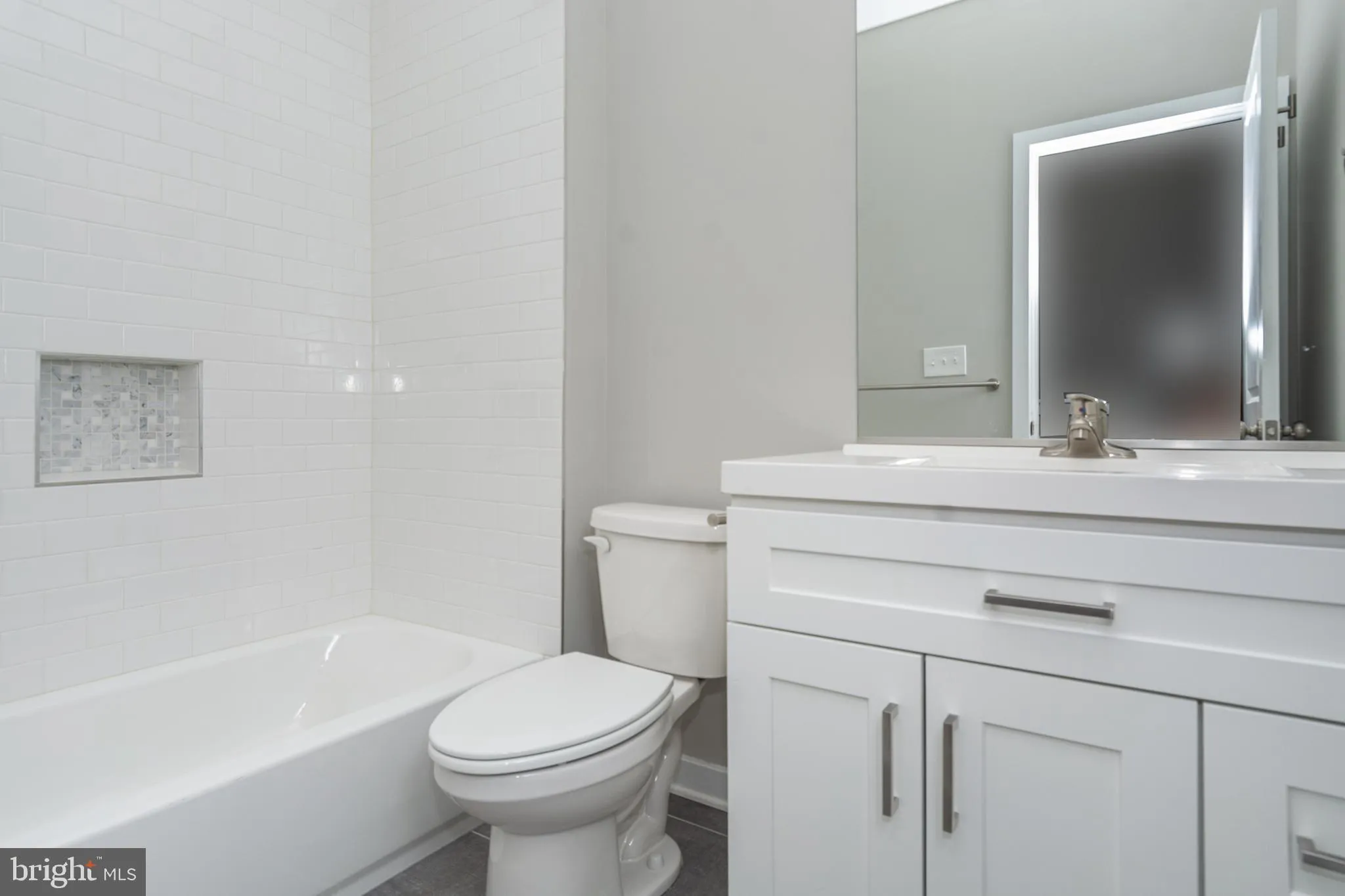 Baltimore, Maryland 21201, United States, 3 Bedrooms Bedrooms, ,3 BathroomsBathrooms,Residential,Pending,72144